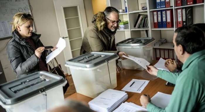 Vetëvendosje publikon një foto ku shihet duke votuar drejtori i Shpend Ahmetit