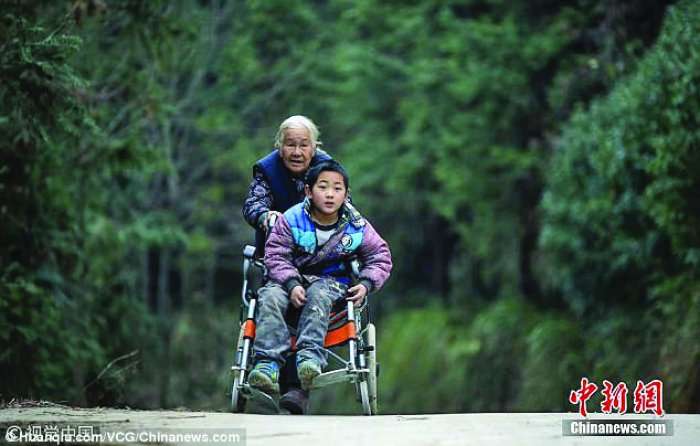 Gjyshja 76 vjeçe bart me karrocë nipin e sëmurë në shkollë 