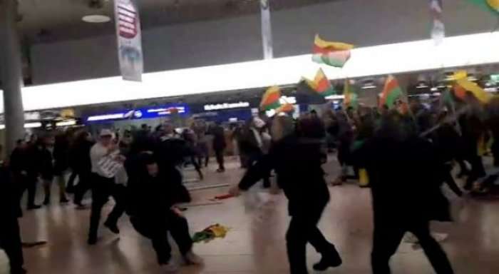 Rrahje masive në aeroport (VIDEO)