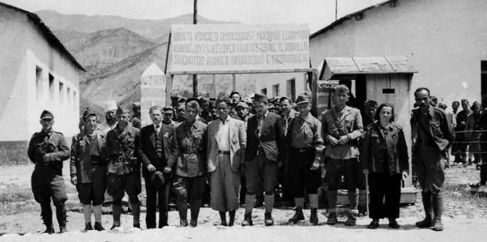 Rrëfimi befasues i historianes angleze: Enver Hoxha do vritej në nëntor 1944, ja kush e shpëtoi