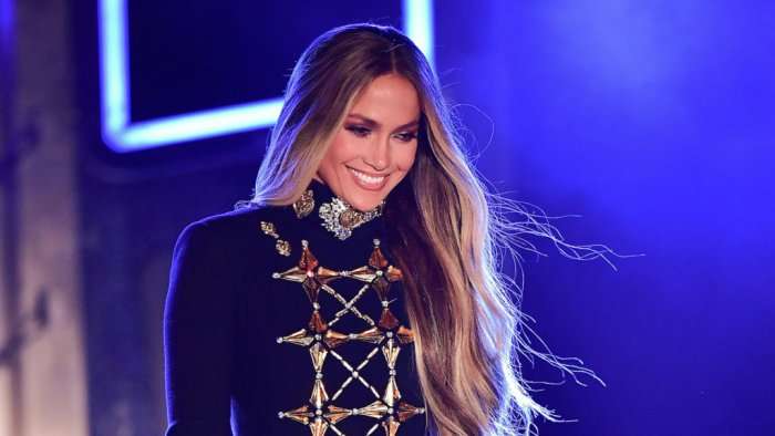 Thjesht mahnitëse, Jennifer Lopez shkëlqen me veshjen e saj në “Guess Party” (FOTO)
