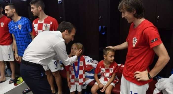 Gjest i madh i Macron, në zhveshtore qetëson fëmijët e lojtarëve kroatë