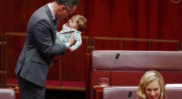 Bebet në Parlament: Në Zelandën e Re, edhe burrat i marrin fëmijët në seancë