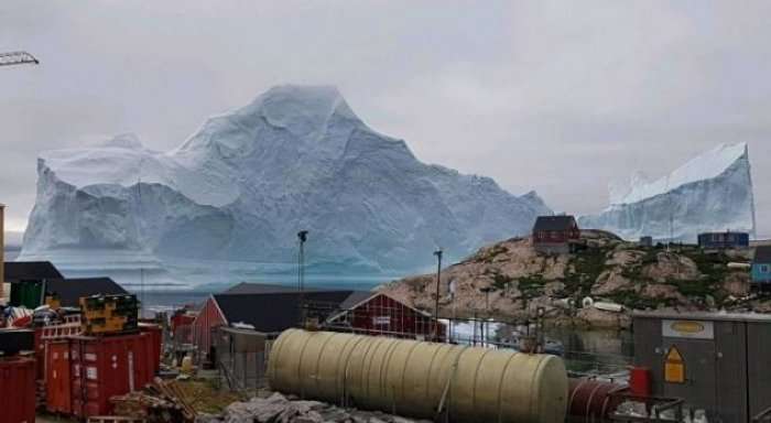 Një ajsberg i madh kërcënon të fundosë fshatin, frikë për cunami