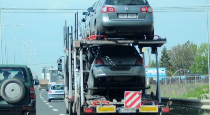 Kërkohet shtyrja e ndryshimit të ligjit për importin e veturave