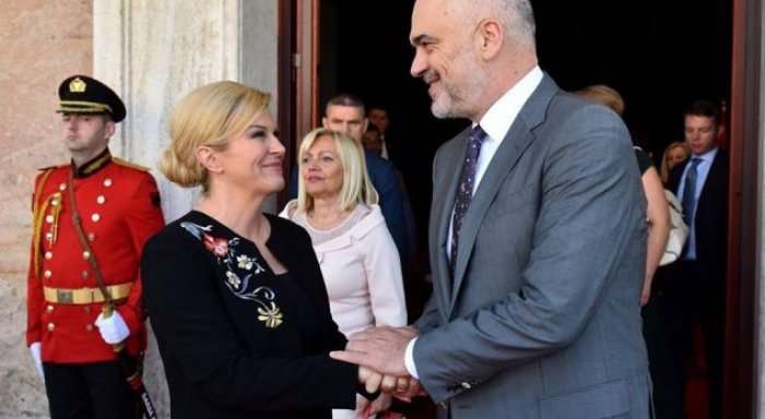 Ushtari i Gardës nuk durohet pa ia hedh një sy Presidentes kroate (Foto)