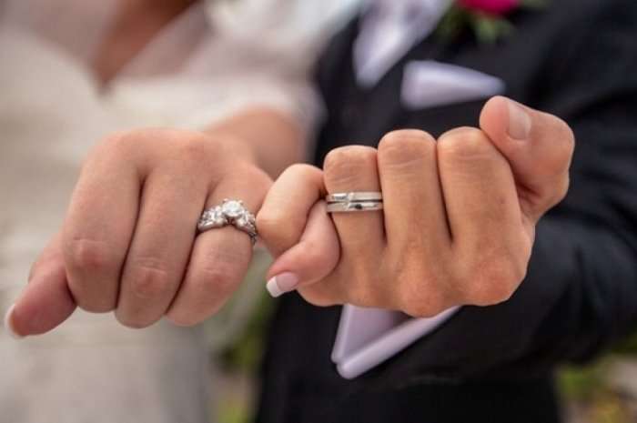 Pesë arsye se pse burrat kanë “alergji” unazat martesore
