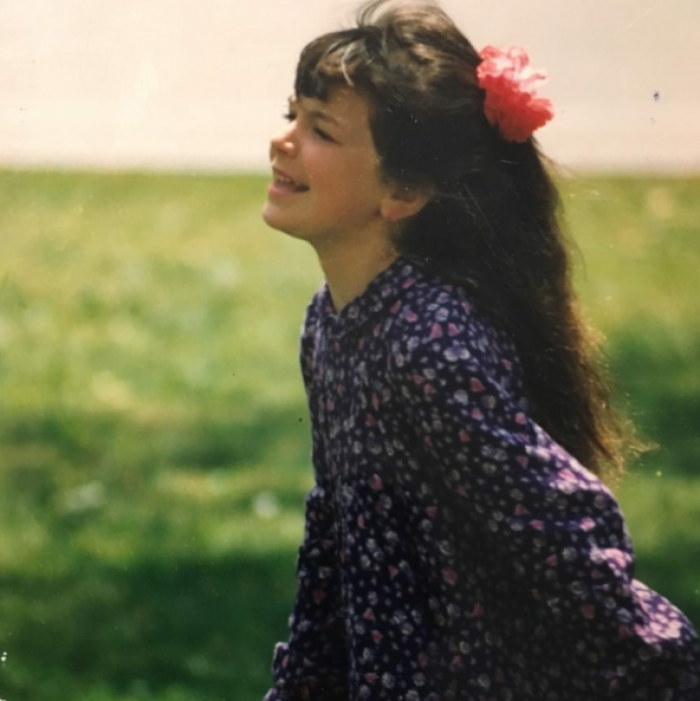 Këngëtarja shqiptare publikon foto kur ishte ende fëmijë: Sikur të isha..…