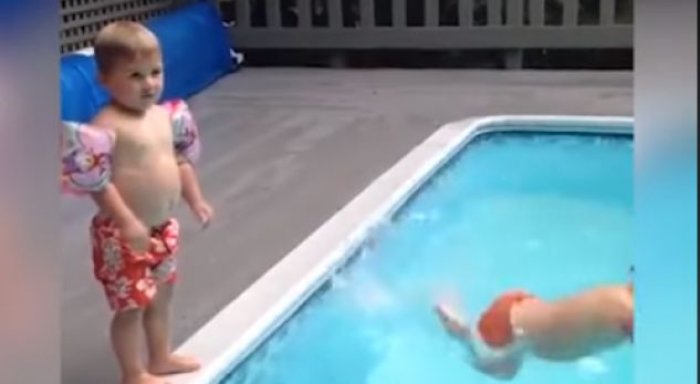 Rënia qesharake e fëmijës në ujë, teksa përpiqej të imitonte hedhjen që bëri nëna tij (Video)