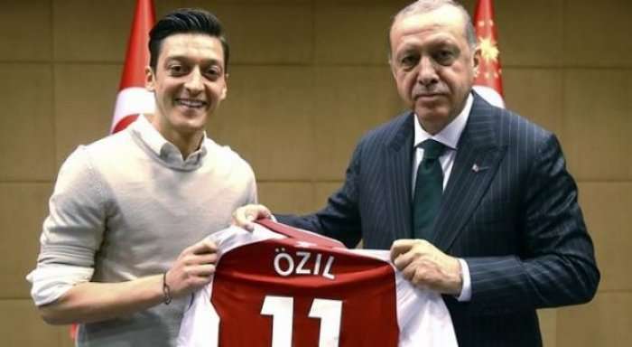 Ozil thyen heshtjen: Sikur ta refuzoja takimin me Erdoganin do të kishte qenë mosrespekt për paraardhësit e mi