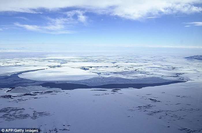 Hulumtuesit: Nën akullin e Antarktikut gjenden 'ligatina gjigante