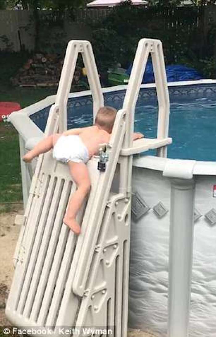 Dy vjeçari ngjitet në portën e sigurisë së pishinës, tmerrohen prindërit (Foto/Video)