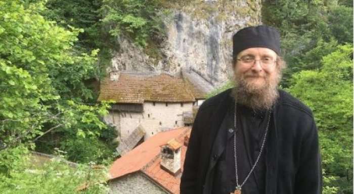 Janjiq publikon fotografi të Manastirit ku shihen shqiptarë me plisa, thotë se turqit ishin roje
