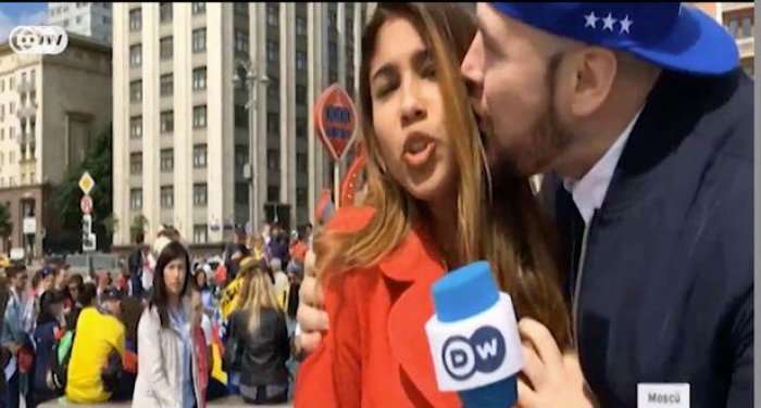 Tifozi e kap për gjoksi dhe e puth gazetaren gjatë raportimit live në Kupën e Botës
