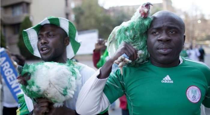 Dëshpërohen tifozët e Nigerisë, s’u lejohen pulat fatsjellëse në stadium
