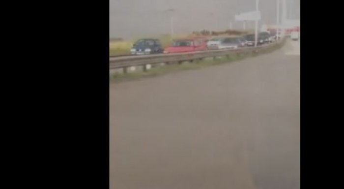 Mos ia mësyni kësaj rruge të Kosovës, veturat po notojnë mbi ujë