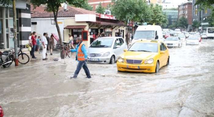 Shiu përmbyti Tiranën, meteorologja: Ra sa për një muaj!