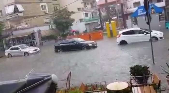 Gjysëm ore shi mjaftojnë për ta zhytur nën ujë Tiranën, pamjet flasin vetë!