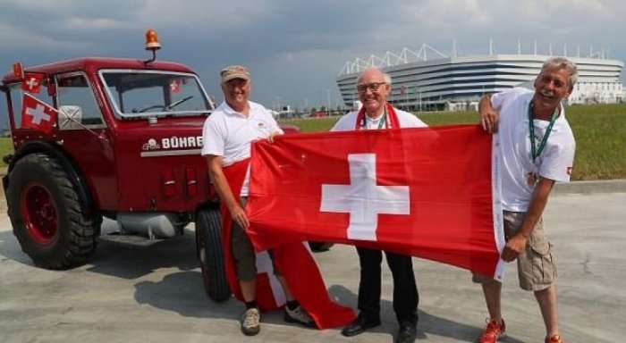Tifozi shkon me traktor nga Zvicra në Rusi për ndeshjen kundër Serbisë