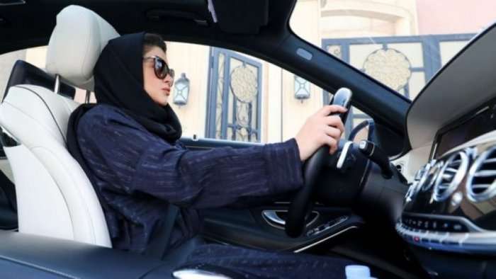 Arabia Saudite: Ndalesës së grave për ngasje të veturës po i vjen fundi