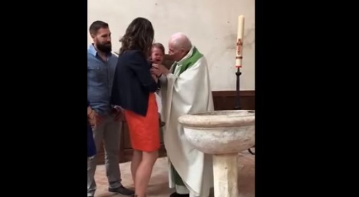 Arsyeja e priftit pasi e goditi me shuplakë foshnjën gjatë pagëzimit(VIDEO)