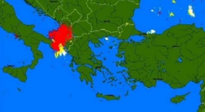 Tërbimi i motit! 25 mijë vetëtima “shkundën” Shqipërinë për 8 orë