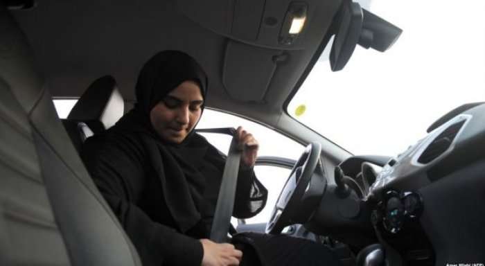 Arabi Saudite: Mirëpritet heqja e ndalesës për gratë shofere