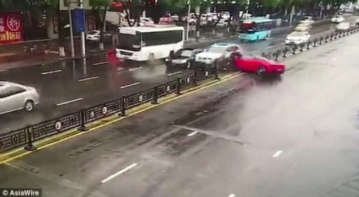  Gruaja shkatërron Ferrarin i cili kushtoi 500 mijë pound, pamjet janë shokuese(VIDEO)
