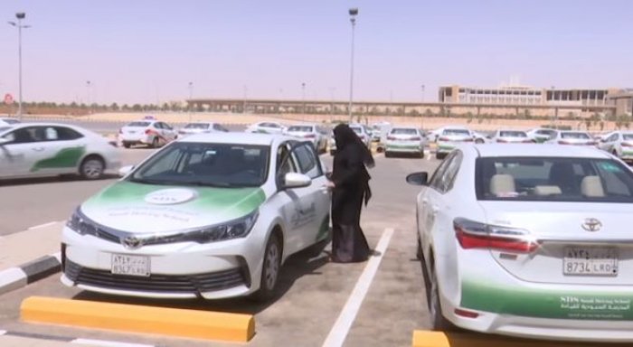 Gratë saudite më në fund lejohen të ngasin makinën