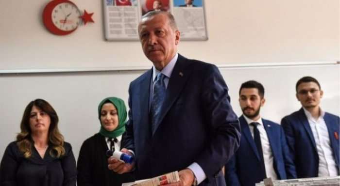 Konfirmohet: Partia e Erdoganit humb shumicën, në parlamentin turk