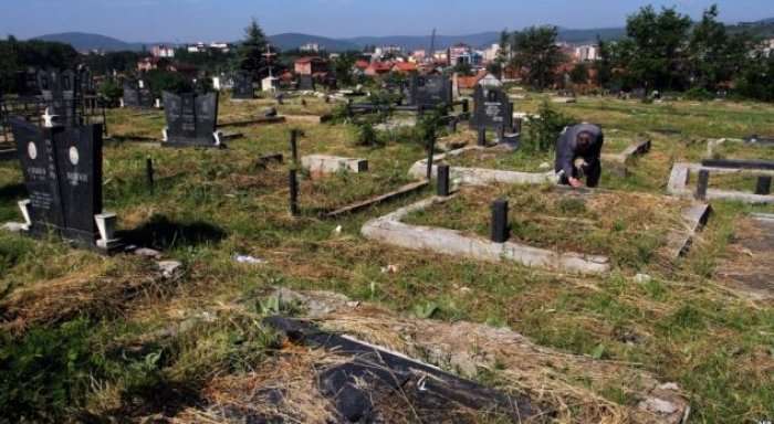 Në Kamenicë disa persona i dëmtojnë varret për të kërkuar gjëra me vlerë në trupat e kufomave