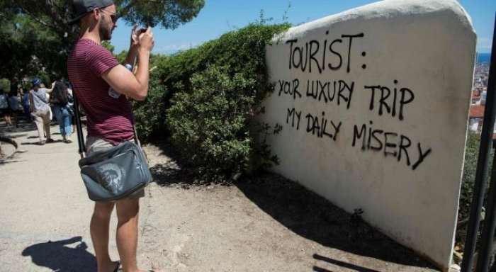 Katalonja, pro refugjatëve e kundër turistëve