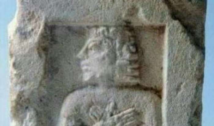 Simboli i shqiponjës me duar gdhendur në gur daton katër shekuj para Krishtit