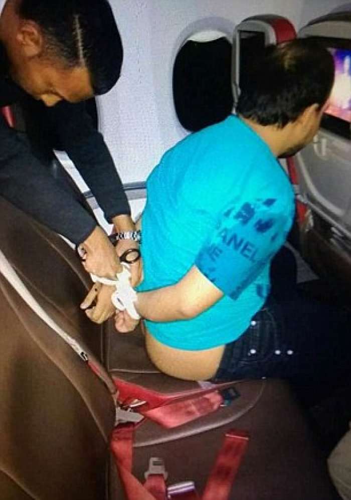 Djali sheh prono në avion, pak çaste më vonë zhvishet dhe kap stjuardesën me dhunë(Foto +18)