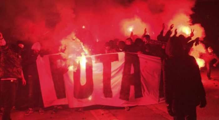 Fishekzjarrë e brohoritma: Tifozët ultras të PSG-së i lënë pa gjumë lojtarët e Realit dy orë pas mesnate