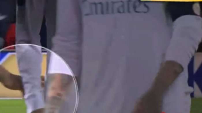 Momenti kur Alves pastron dorën me fanellën e Ronaldos pasi paraprakisht kishte fshirë hundët, me këtë dhe shumë gjeste tjera CR7 nuk u provokua