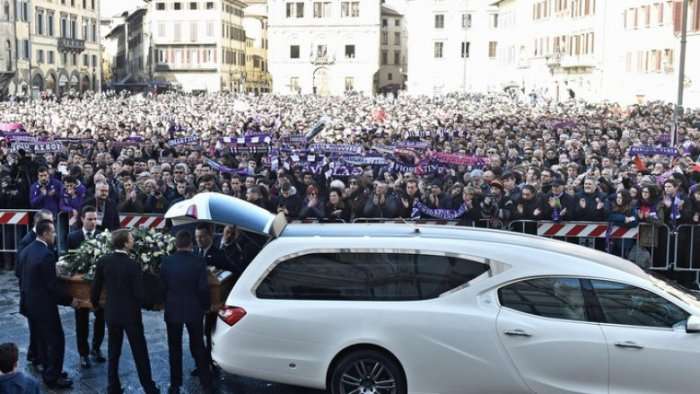 Juventusi nga Londra arrin në funeralin e Astorit