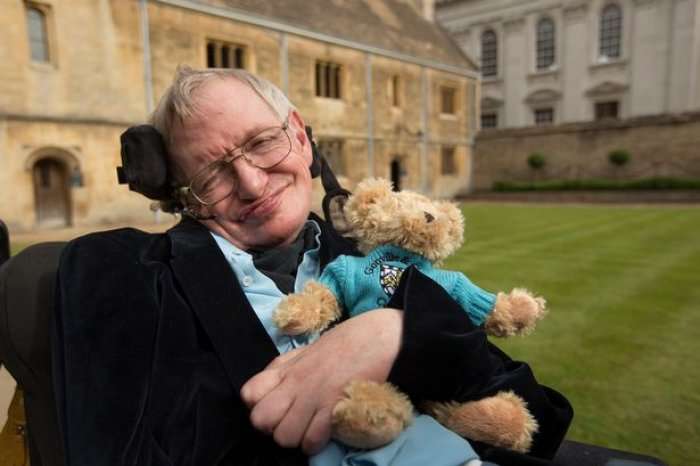 Shkencëtari i madh, Stephen Hawking, varroset pranë Newtonit e Darwinit
