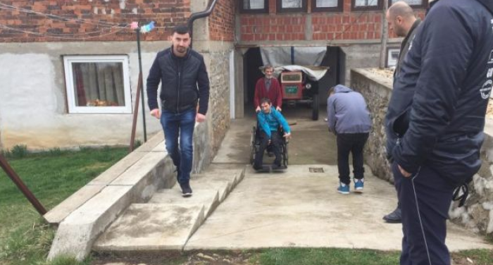 Babait nga Podujeva i cili barte djalin e tij invalid me traktor, sot iu dhurua një veturë