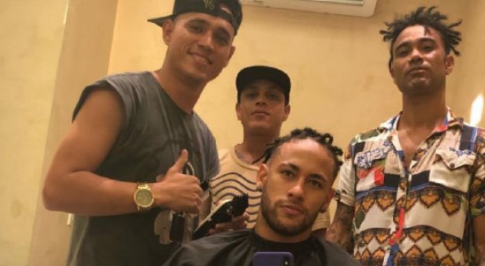 Neymar me stil të çmendur flokësh