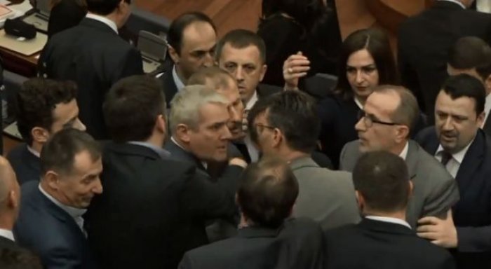 Shikojeni se si Vetëvendosje e imiton partinë radikale serbe, kur godasin bankat e Kuvendit të Kosovës