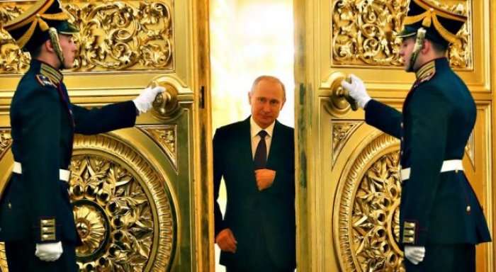 Oligarku rus: Një grup kriminal kontrollon Kremlinin, Putin s’është më bosi kryesor (VIDEO)