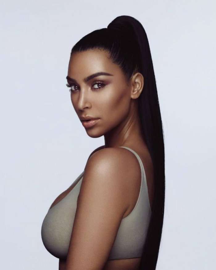 Doni të realizoni një ‘make-up’ si të Kim Kardashian? Ajo u tregon vetë të gjithë hapat një më një