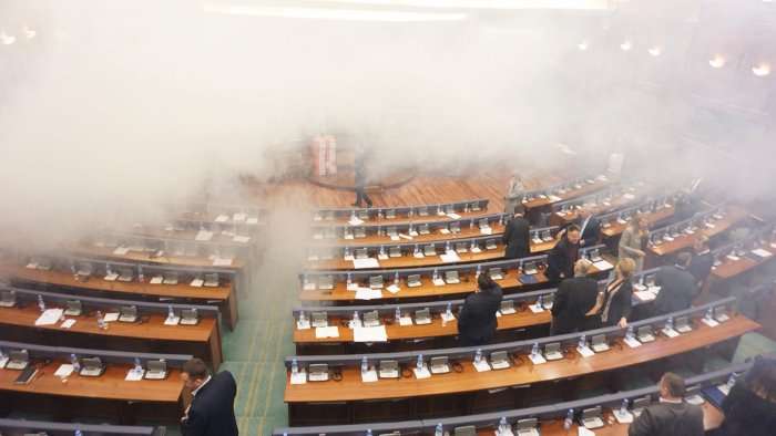 Gaz lotsjellës në Kuvend: Deputetët e kuvendit lirojnë sallën