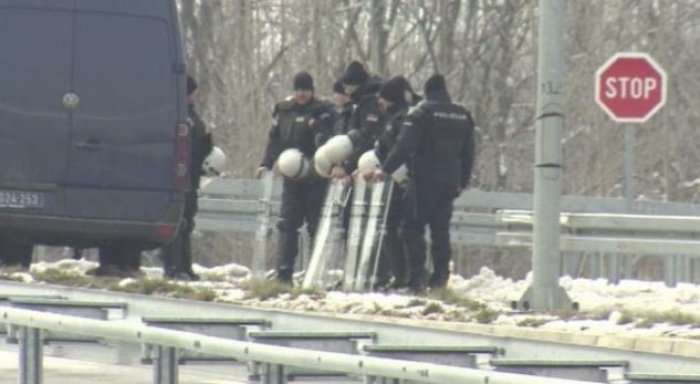 Prani e madhe e policisë së Serbisë afër sallës ku janë hendbollistet e Kosovës