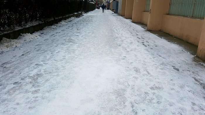 Rrugët e trotuaret e Prishtinës,shndërrohen në  pistë  patinazhi(Foto)