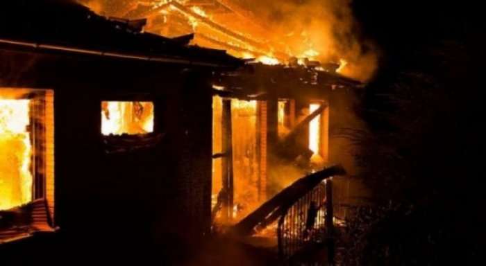LAJMI I FUNDIT: Vdes një person në Mitrovicë, zjarri kaploi shtëpinë e tij