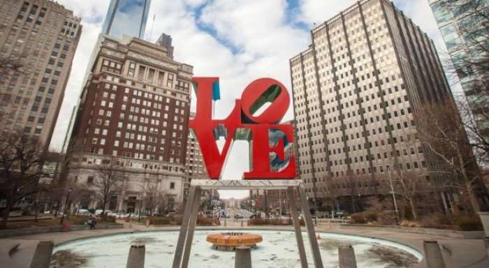 Trashëgimia e artistit të monumentit “LOVE” Robert Indiana është subjekt i padisë së re
