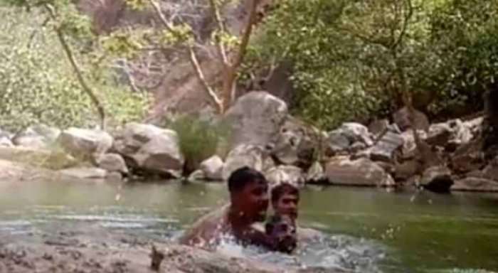 U futën për të notuar, përfunduan në thellësitë e pellgut indian: Momenti kur tre burrat regjistruan veten duke u mbytur (Video)