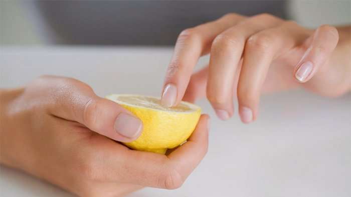Si ta përdorni hudhrën dhe limonin për t'i forcuar thonjtë tuaj?